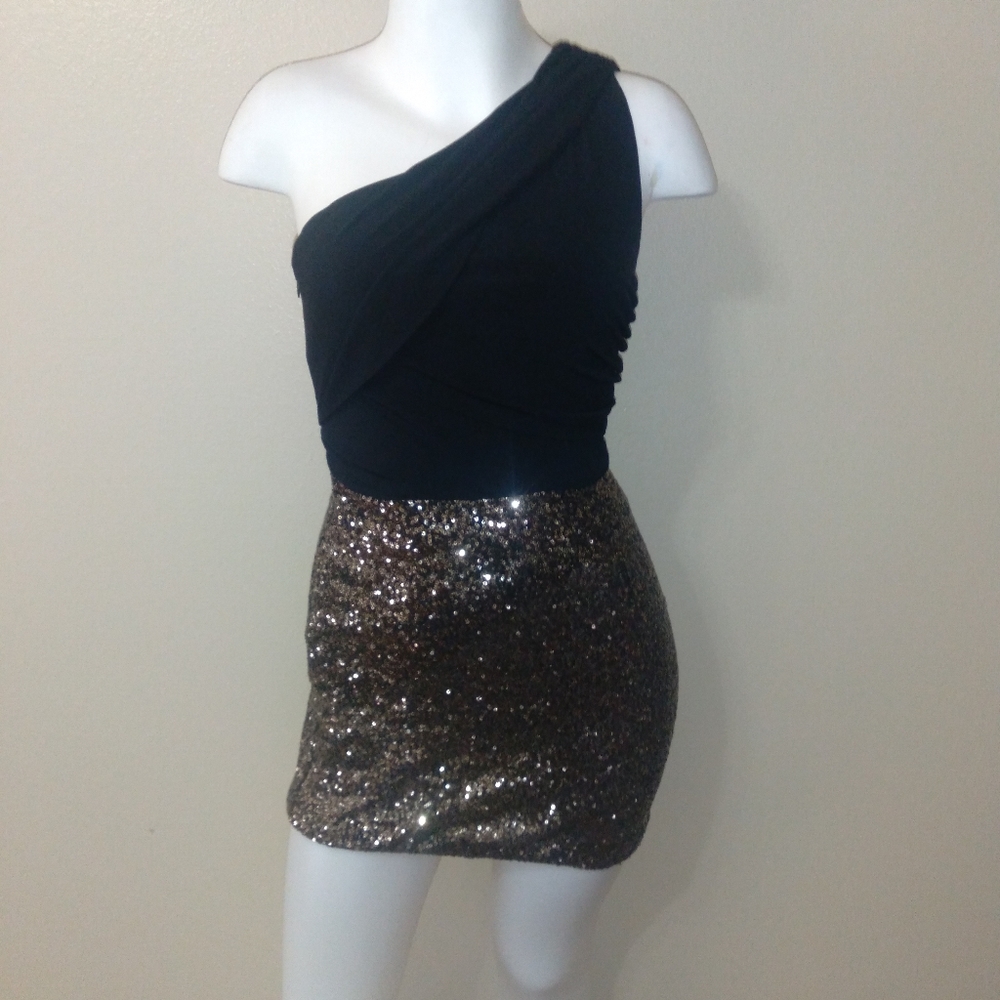Landry dress by Shelly Segal Size 2! Black with Gold Sequin!!